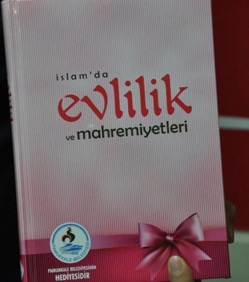 Pamukkale Belediyesinden yeni evlenen çiftlere skandal kitap