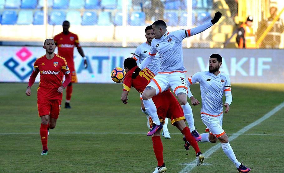 Umut Bulut saç baş yoldurdu