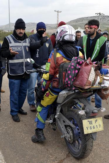Suriye sınırında Çinli ve polisin güldüren diyaloğu