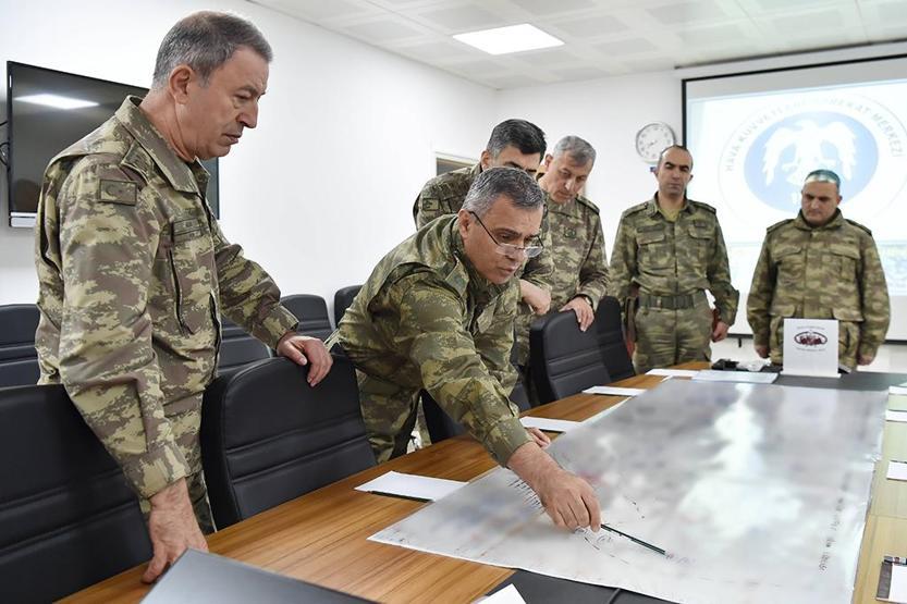 Orgeneral Akarın Suriye sınırı ziyaretinde dikkat çeken ayrıntı