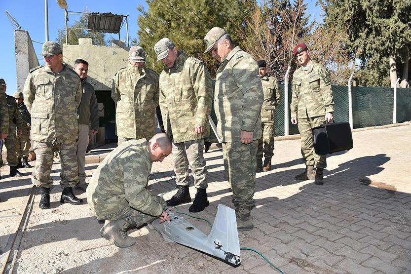 Orgeneral Akarın Suriye sınırı ziyaretinde dikkat çeken ayrıntı