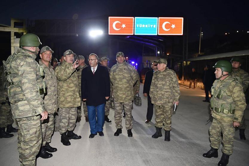 Orgeneral Akarın Suriye sınırı ziyaretinde dikkat çeken ayrıntı