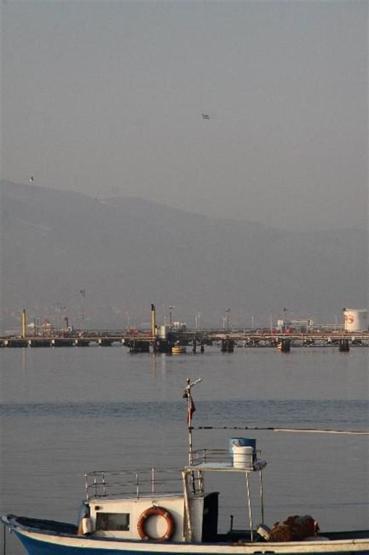 Kocaelinde petrol tesisinden denize sızıntı
