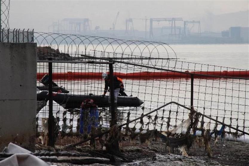 Kocaelinde petrol tesisinden denize sızıntı