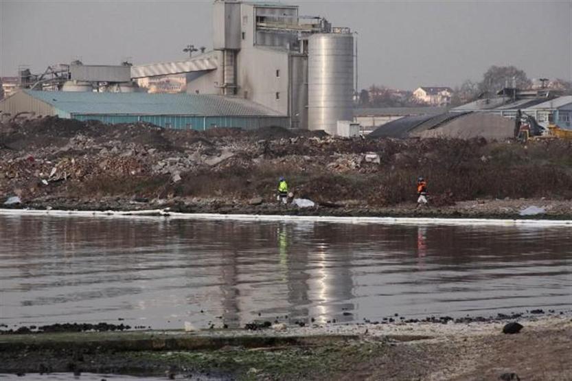 Kocaelinde petrol tesisinden denize sızıntı