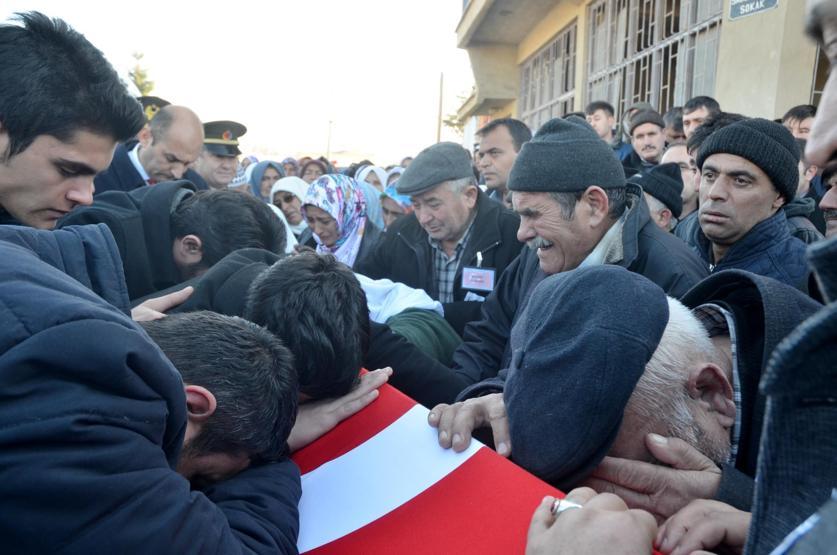 Asker olan kardeş, şehit olan abisini uğurladı