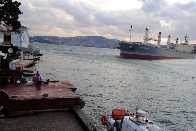 Yeniköyde gemi karaya oturdu