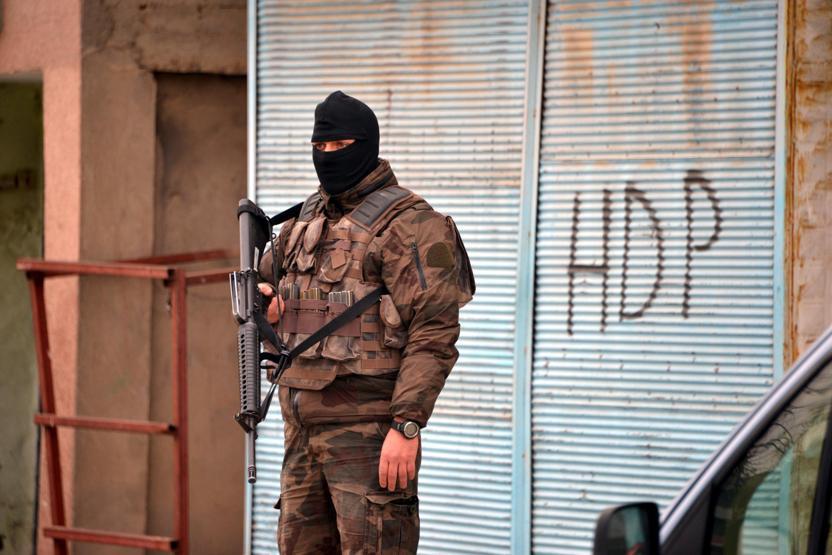 Adanada 300 polisle huzur operasyonu