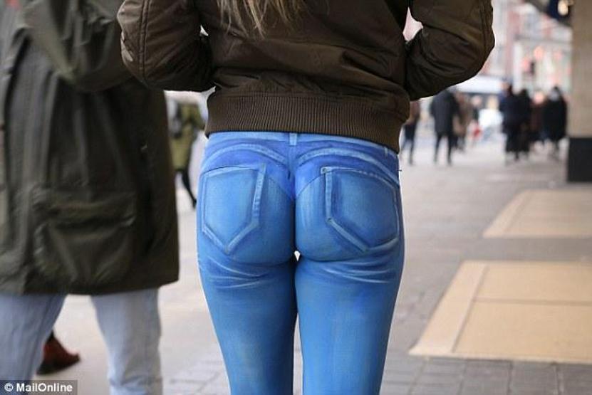 Model sokağa pantolonsuz çıktı, 12 kişi fark etti