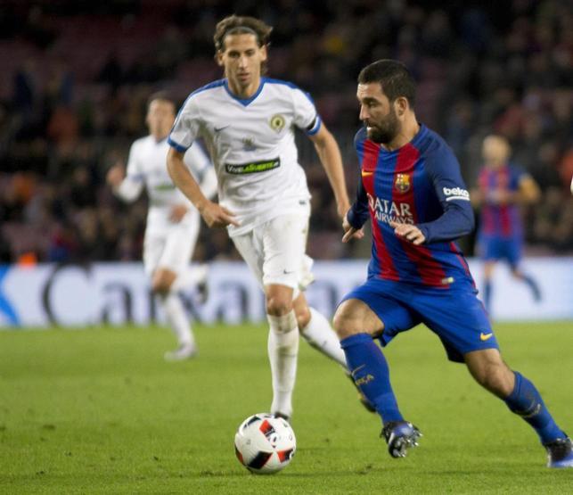 Arda Turan Neymarı yaya bıraktı