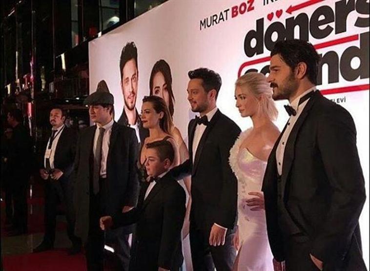 Dönerse Senindir filminin galasına ünlü akını