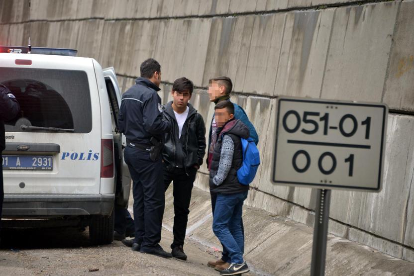 Polisten tünele sevgilisinin ismini yazan liseli operasyonu