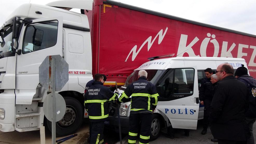 Çevik Kuvvet minibüsü TIRa çarptı: 11 polis yaralı