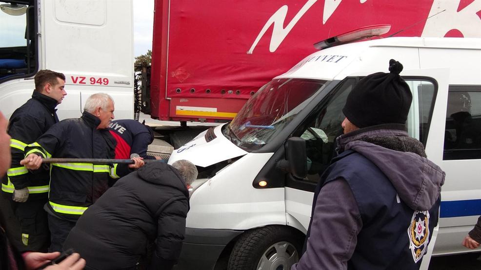Çevik Kuvvet minibüsü TIRa çarptı: 11 polis yaralı