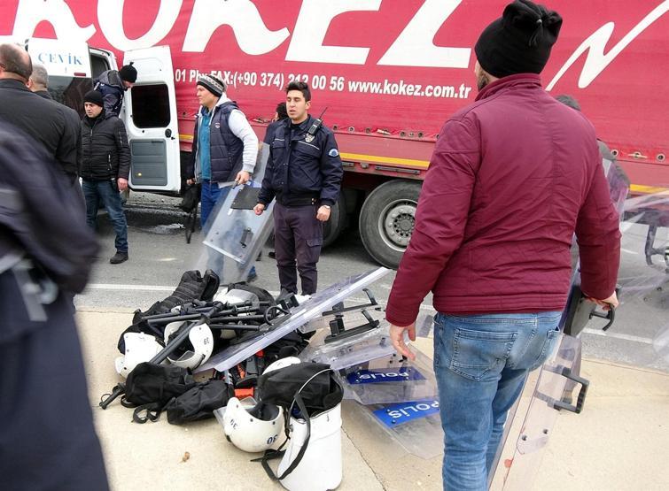 Çevik Kuvvet minibüsü TIRa çarptı: 11 polis yaralı