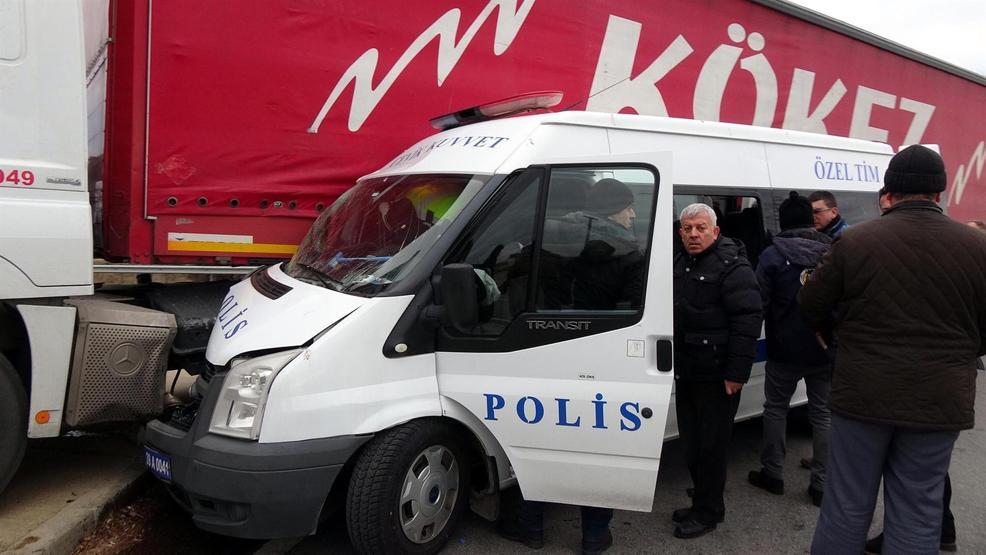 Çevik Kuvvet minibüsü TIRa çarptı: 11 polis yaralı