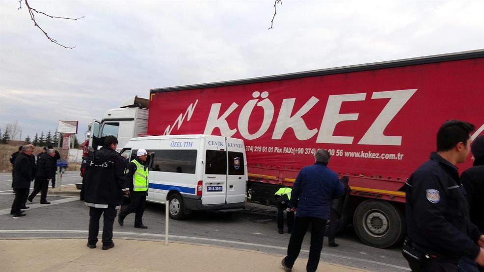 Çevik Kuvvet minibüsü TIRa çarptı: 11 polis yaralı