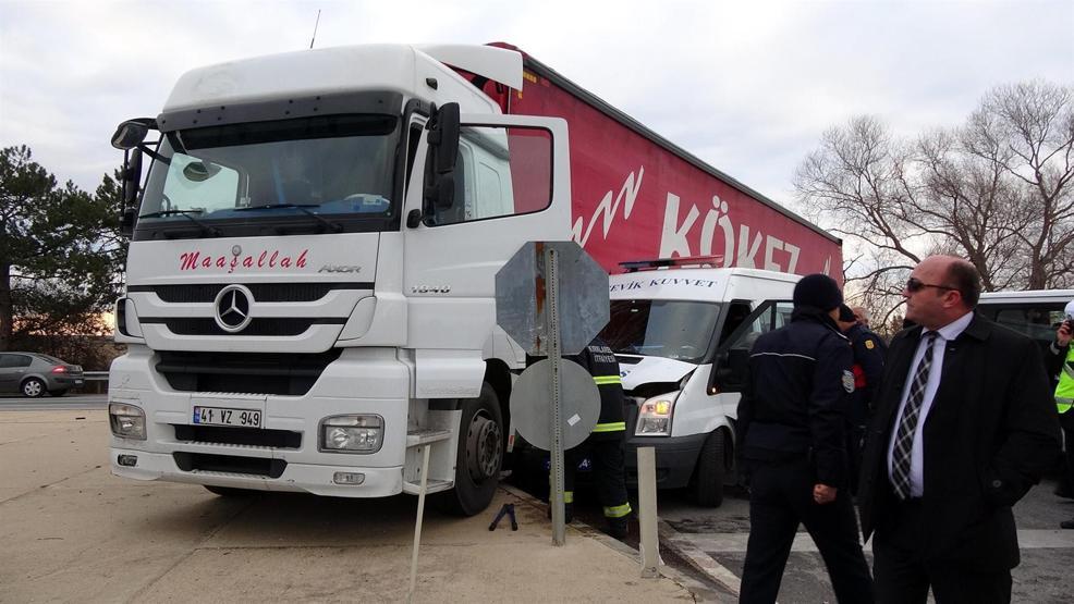 Çevik Kuvvet minibüsü TIRa çarptı: 11 polis yaralı