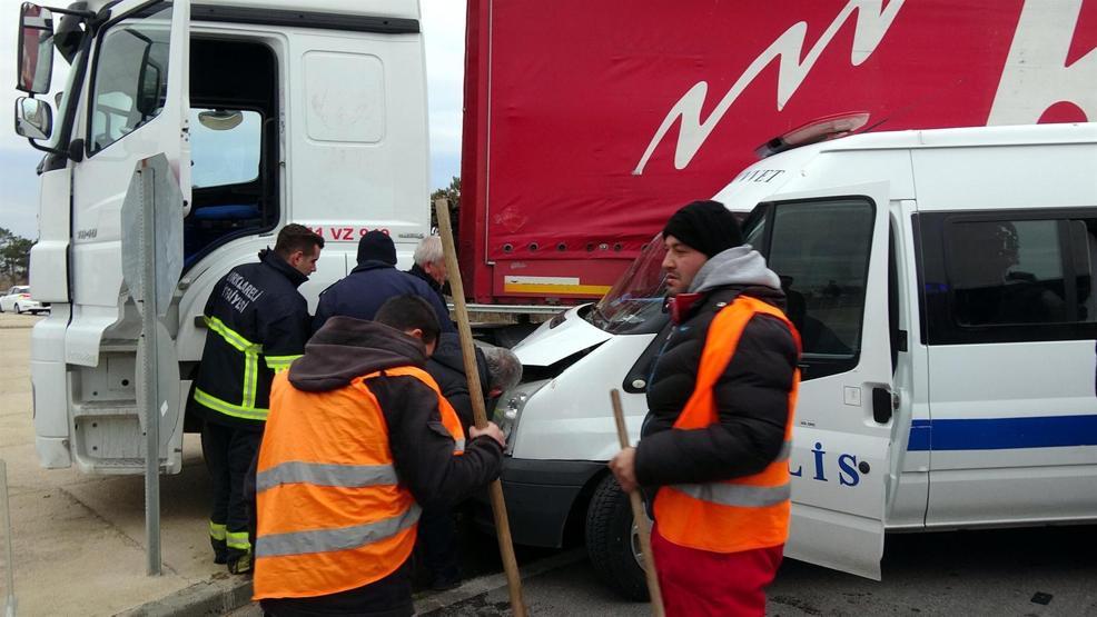 Çevik Kuvvet minibüsü TIRa çarptı: 11 polis yaralı