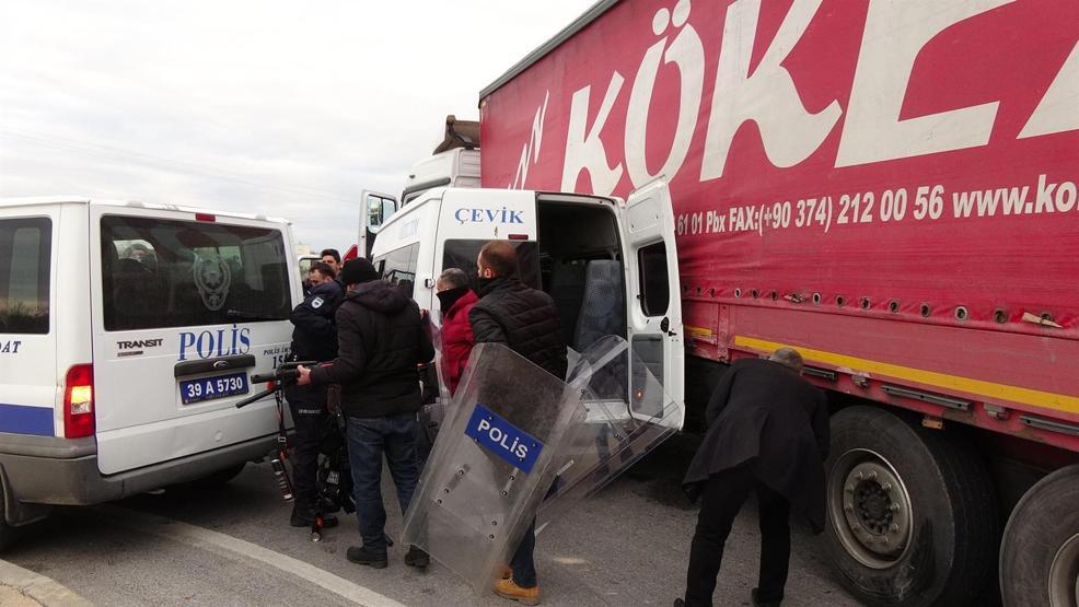 Çevik Kuvvet minibüsü TIRa çarptı: 11 polis yaralı