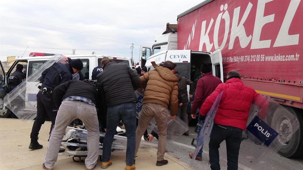 Çevik Kuvvet minibüsü TIRa çarptı: 11 polis yaralı