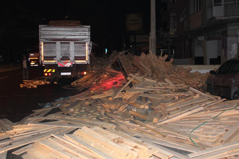 Kereste kamyonu dehşet saçtı