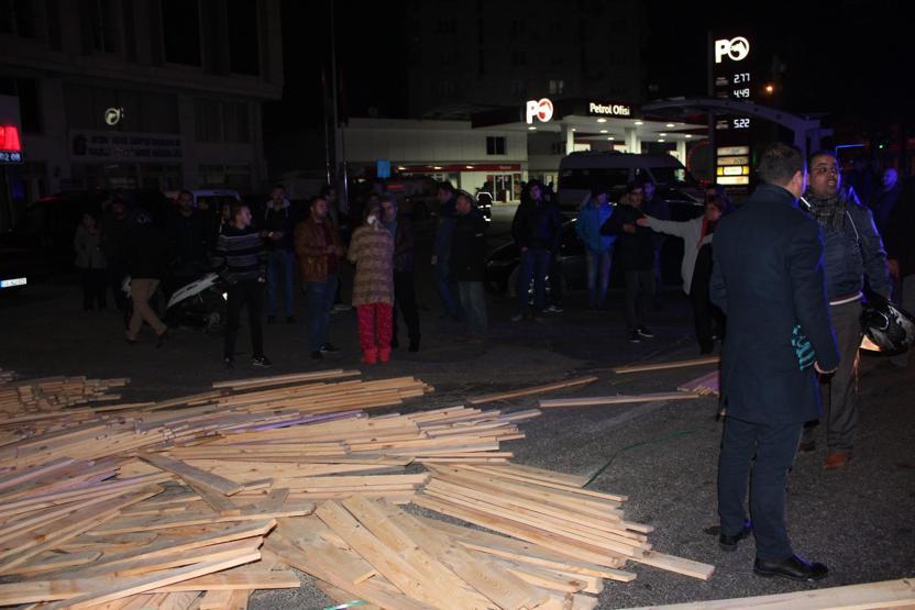 Kereste kamyonu dehşet saçtı