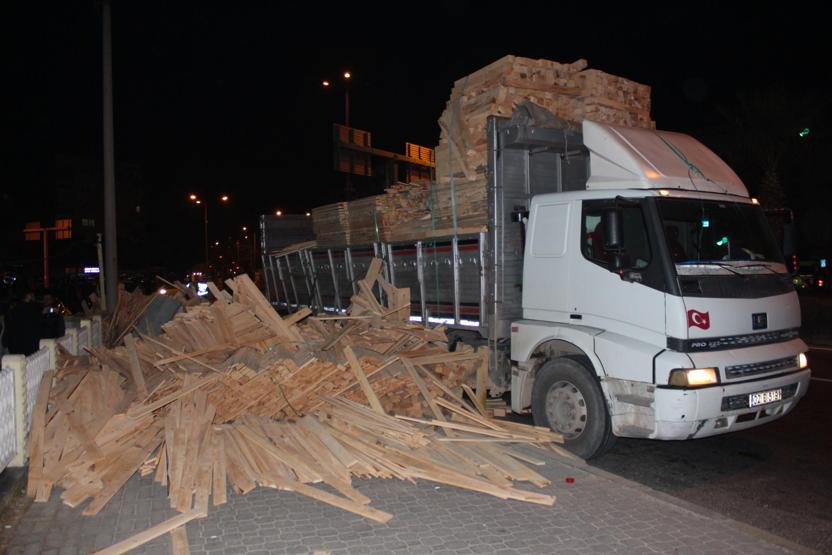 Kereste kamyonu dehşet saçtı