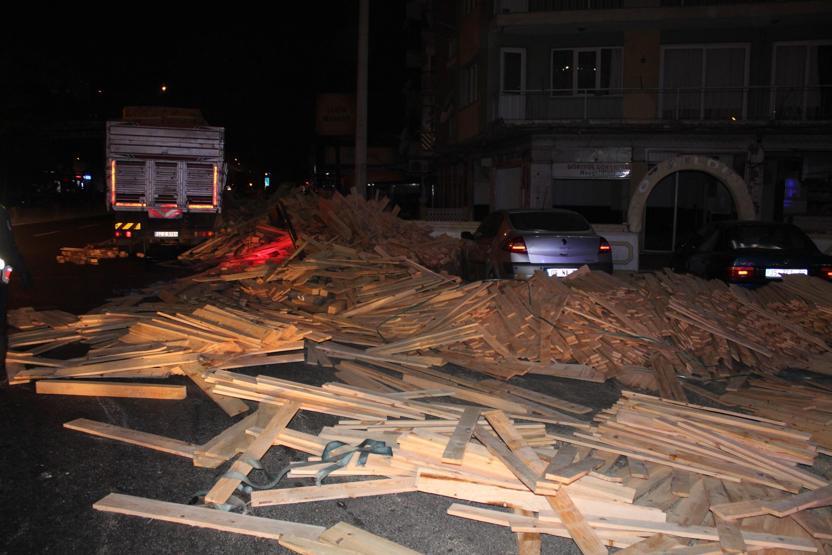 Kereste kamyonu dehşet saçtı