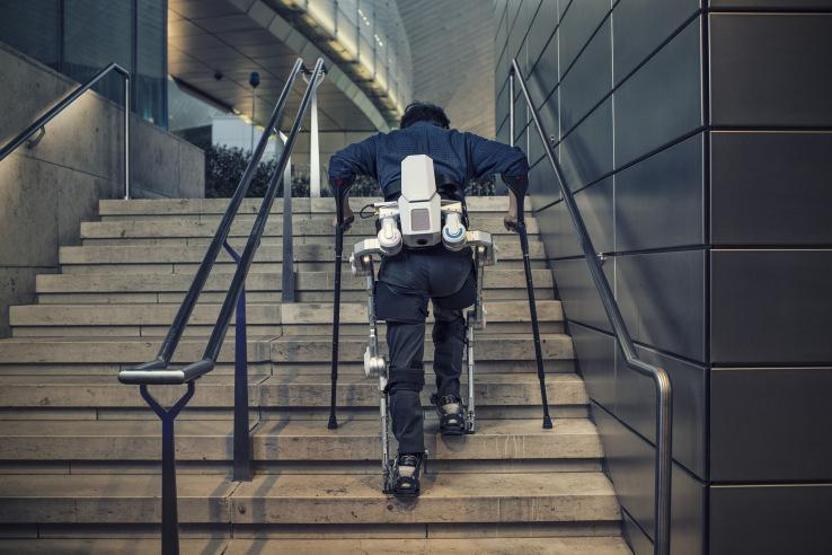 Hyundaiden tek şarjla 4 saat sizin yerinize yürüyen giyilebilir robot