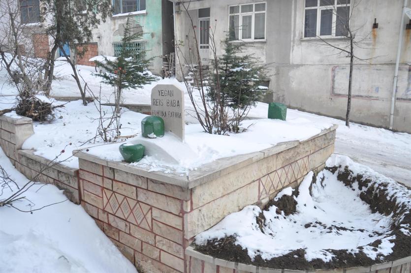 Türbede kaçak kazıyla define aradılar