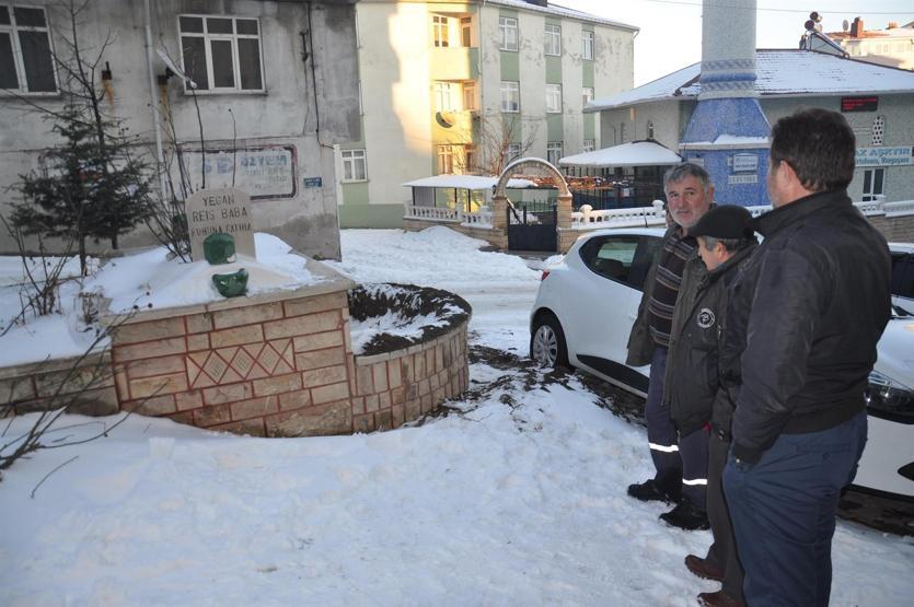 Türbede kaçak kazıyla define aradılar