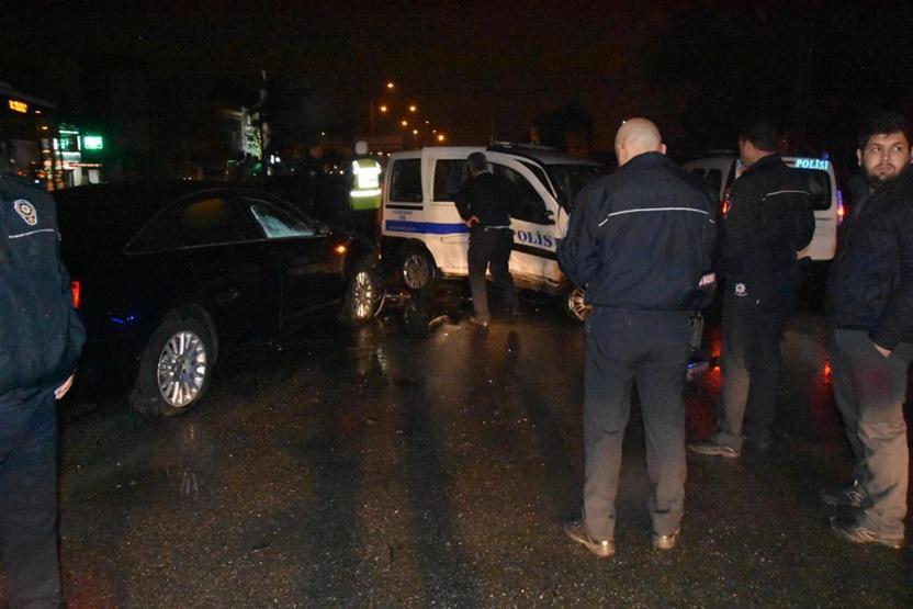 Kural tanımayan sürücünün kırmızı ışık ihlali: Polis aracına çarptı