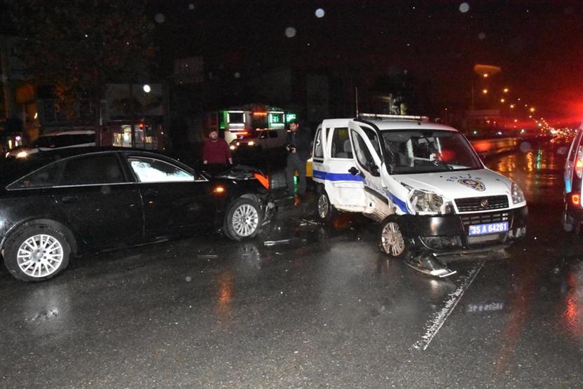 Kural tanımayan sürücünün kırmızı ışık ihlali: Polis aracına çarptı