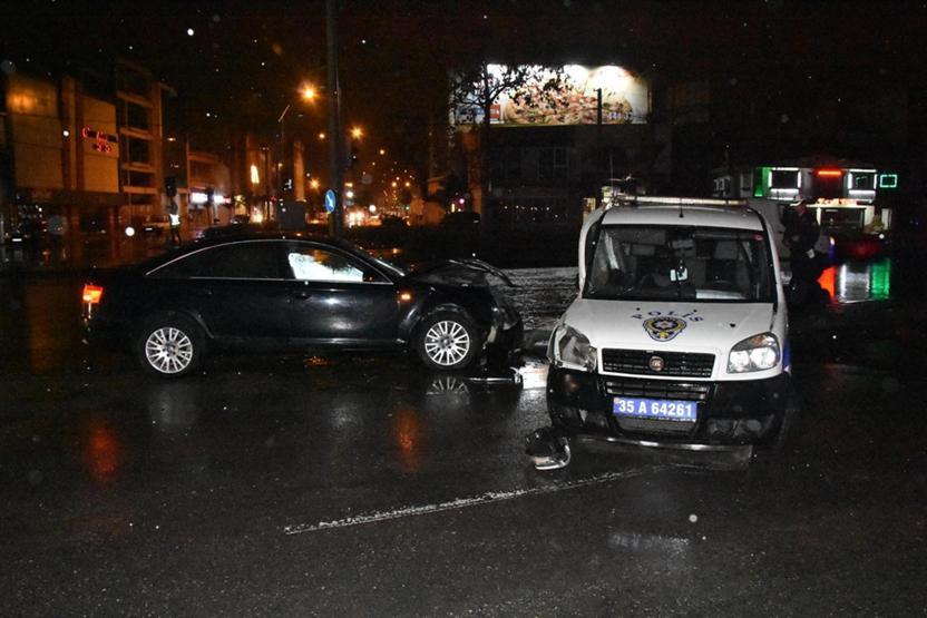 Kural tanımayan sürücünün kırmızı ışık ihlali: Polis aracına çarptı