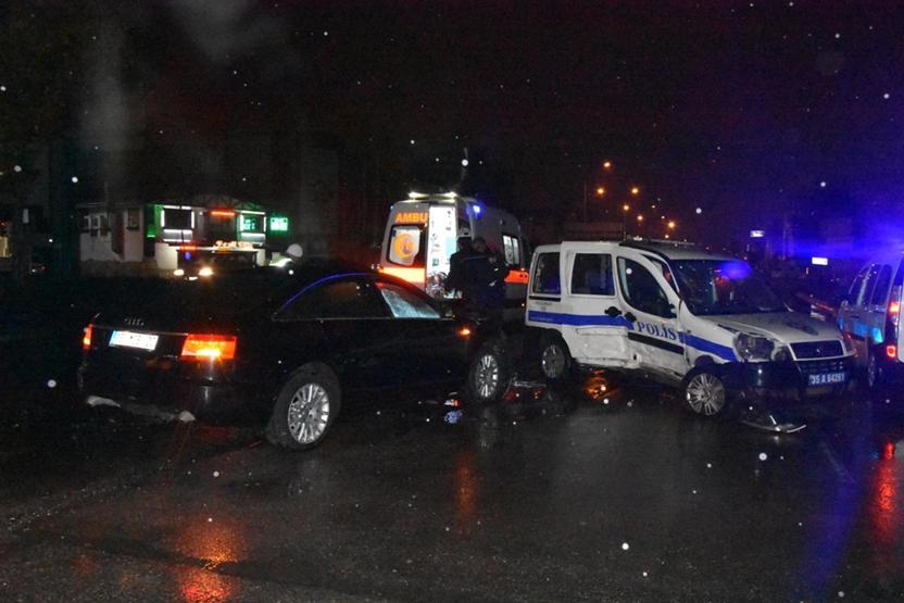 Kural tanımayan sürücünün kırmızı ışık ihlali: Polis aracına çarptı