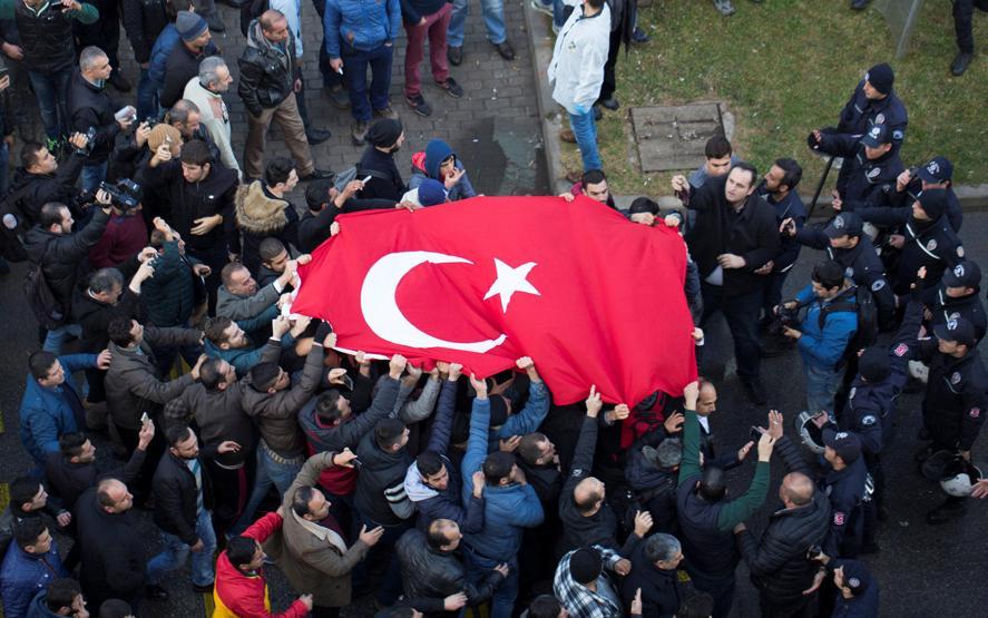Son dakika: Dünya İzmirdeki saldırıyı bu karelerle gördü