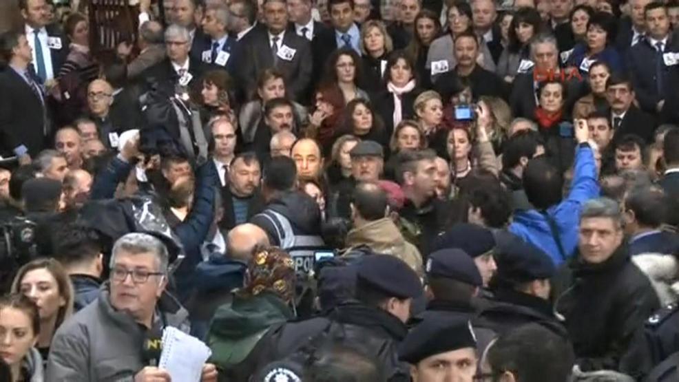 İzmir Adliyesinde şehitler için tören düzenlendi