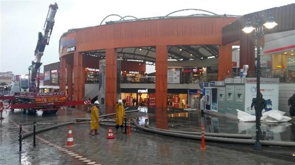 Şiddetli lodos AVM’nin çatısını uçurdu