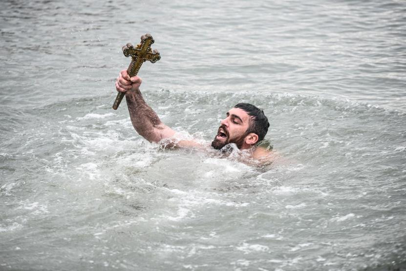 Patrikin attığı haçı bu yıl Haliçten Yunan Nick Solis çıkardı