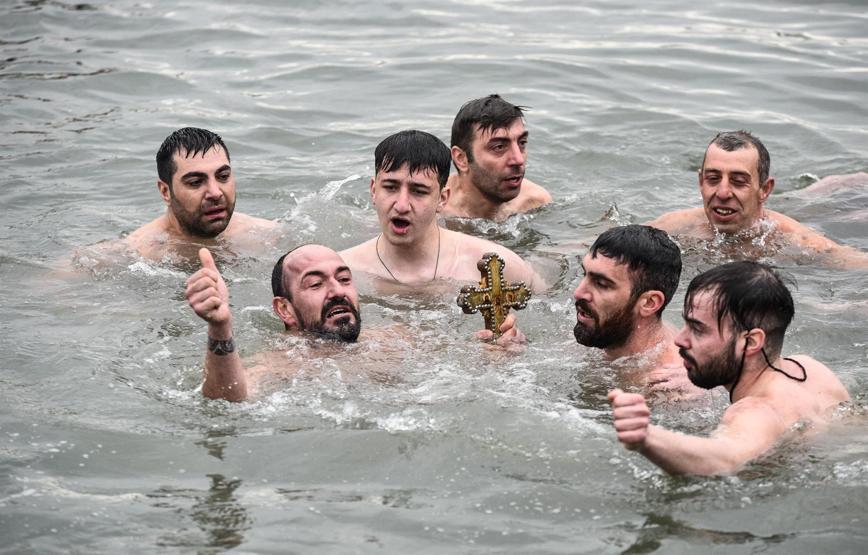 Patrikin attığı haçı bu yıl Haliçten Yunan Nick Solis çıkardı