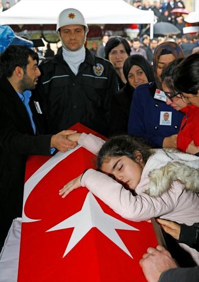 İzmir Adliyesinde şehitler için tören düzenlendi