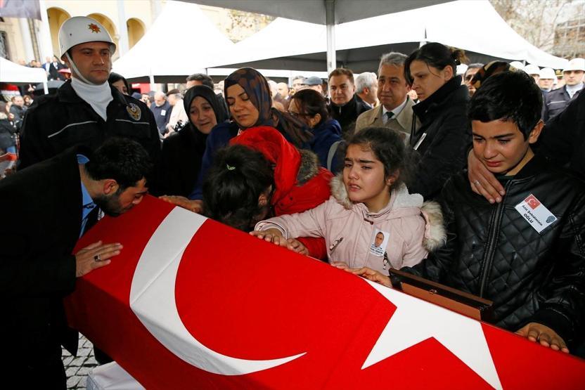 İzmir Adliyesinde şehitler için tören düzenlendi
