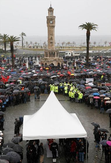 İzmir Adliyesinde şehitler için tören düzenlendi
