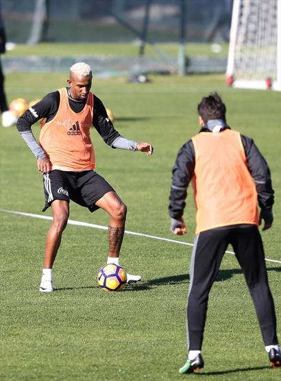 Beşiktaş antrenmanında çocuk sesleri