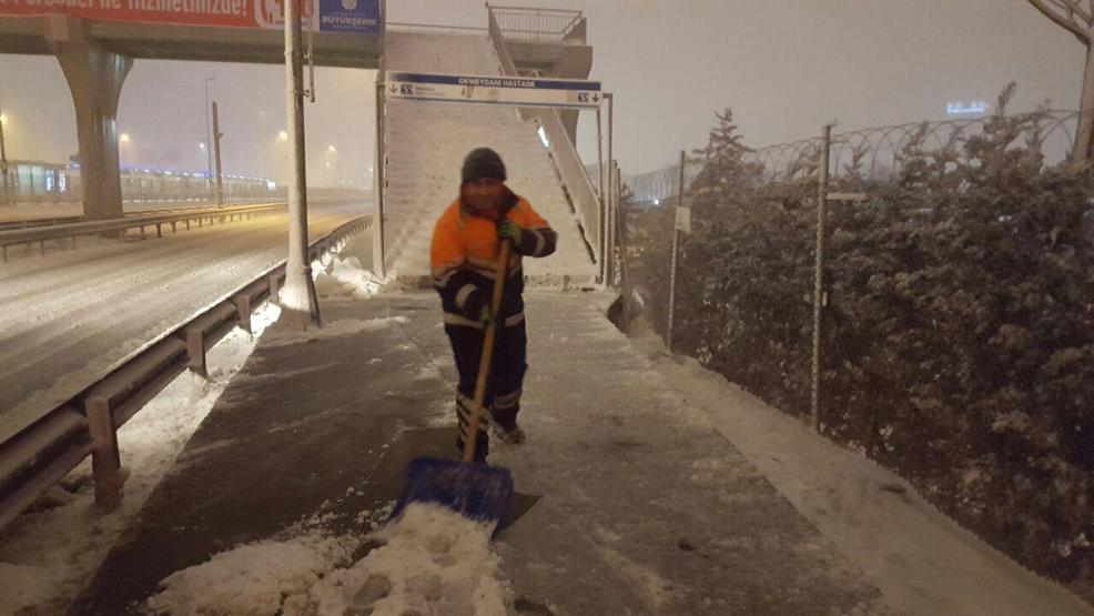 İstanbul Büyükşehir Belediyesi üst geçitleri tuzladı