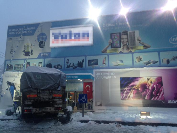 Kamyonunu telefonunu aldığı mağazaya sürdü