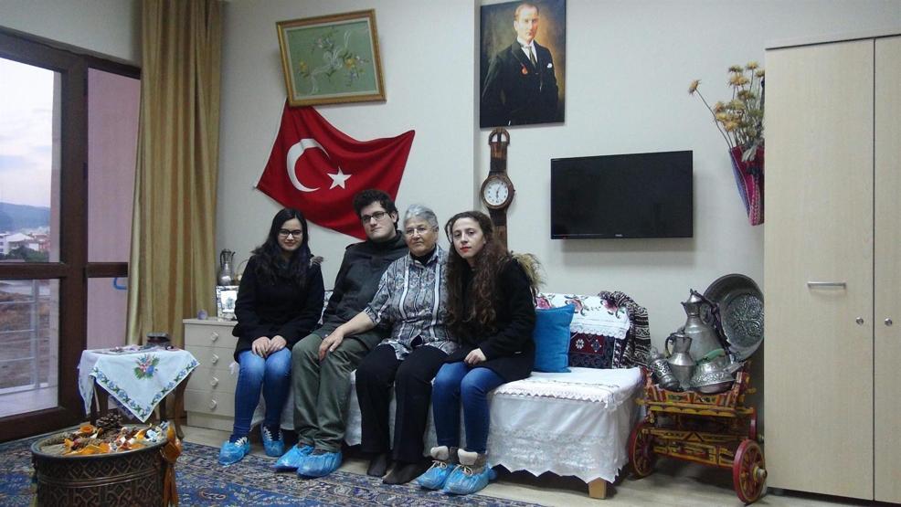 Evini, kız çocukları okusun diye sattı, huzurevine yerleşti
