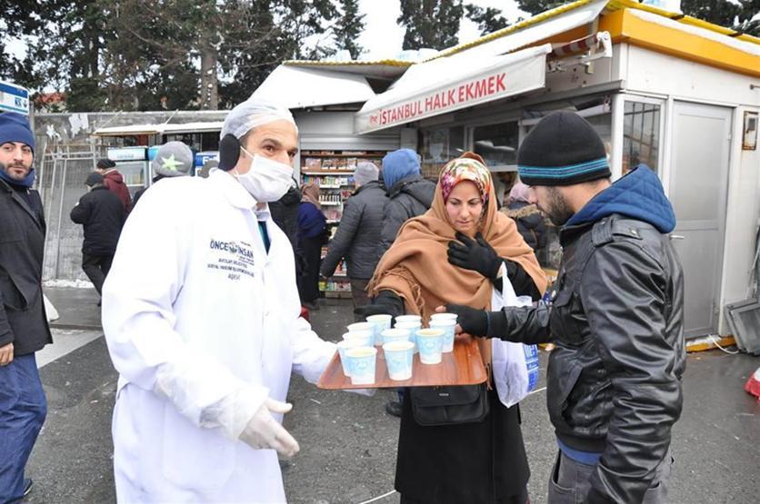 Metrobüs kullananlara çorba ve salep ikramı