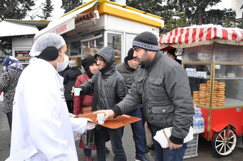 Metrobüs kullananlara çorba ve salep ikramı